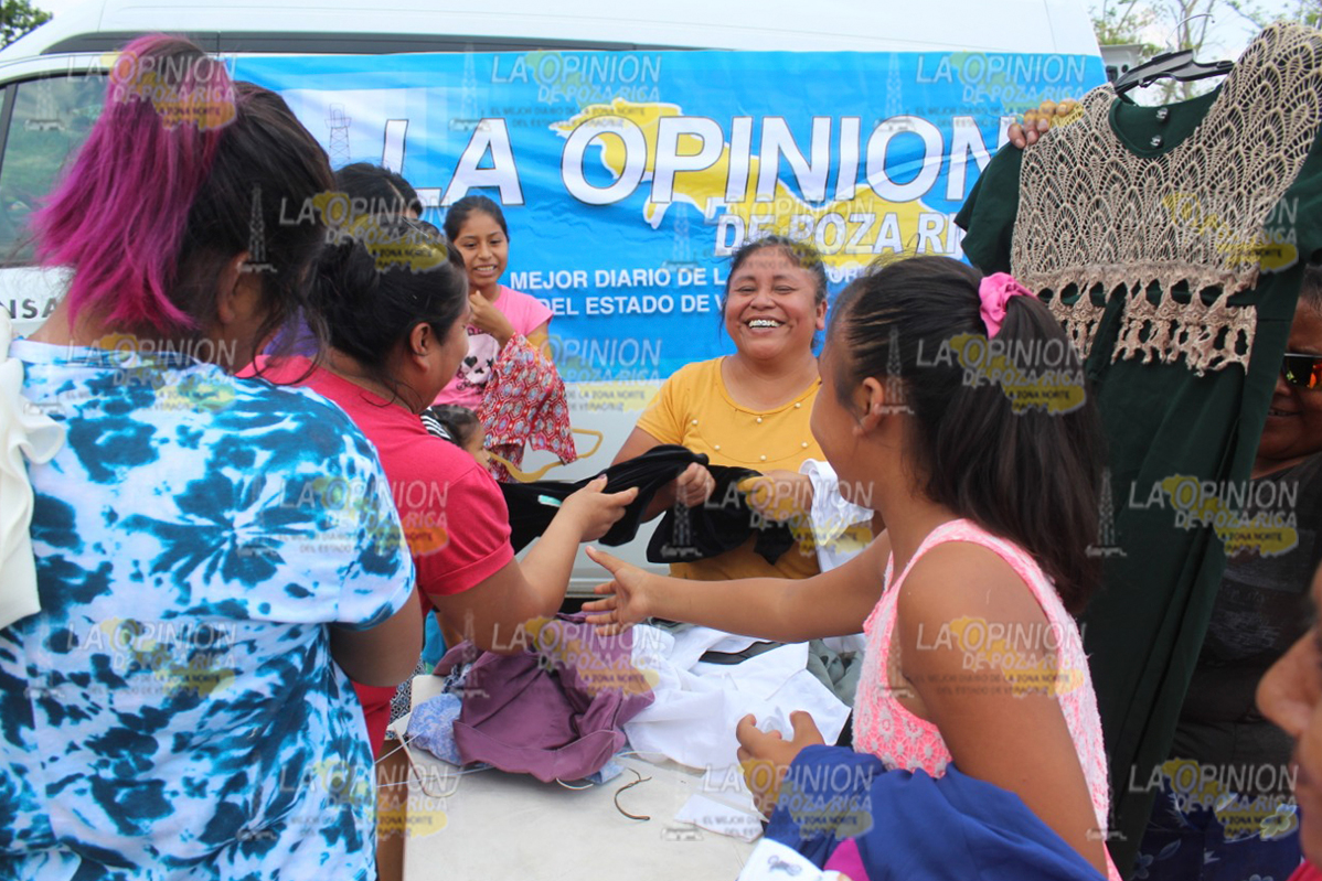 La Opinión entrega ropa a comunidades de Papantla La Opinión entrega ropa a comunidades de Papantla 7