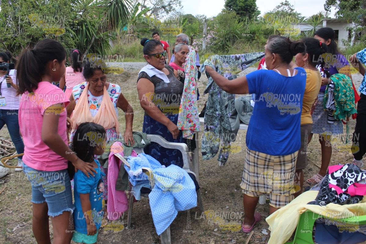 La Opinión entrega ropa a comunidades de Papantla La Opinión entrega ropa a comunidades de Papantla 9