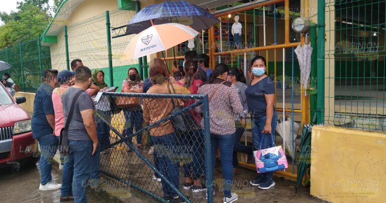 Maestros del preescolar Kahuasa Tziyajua protestan en Papantla