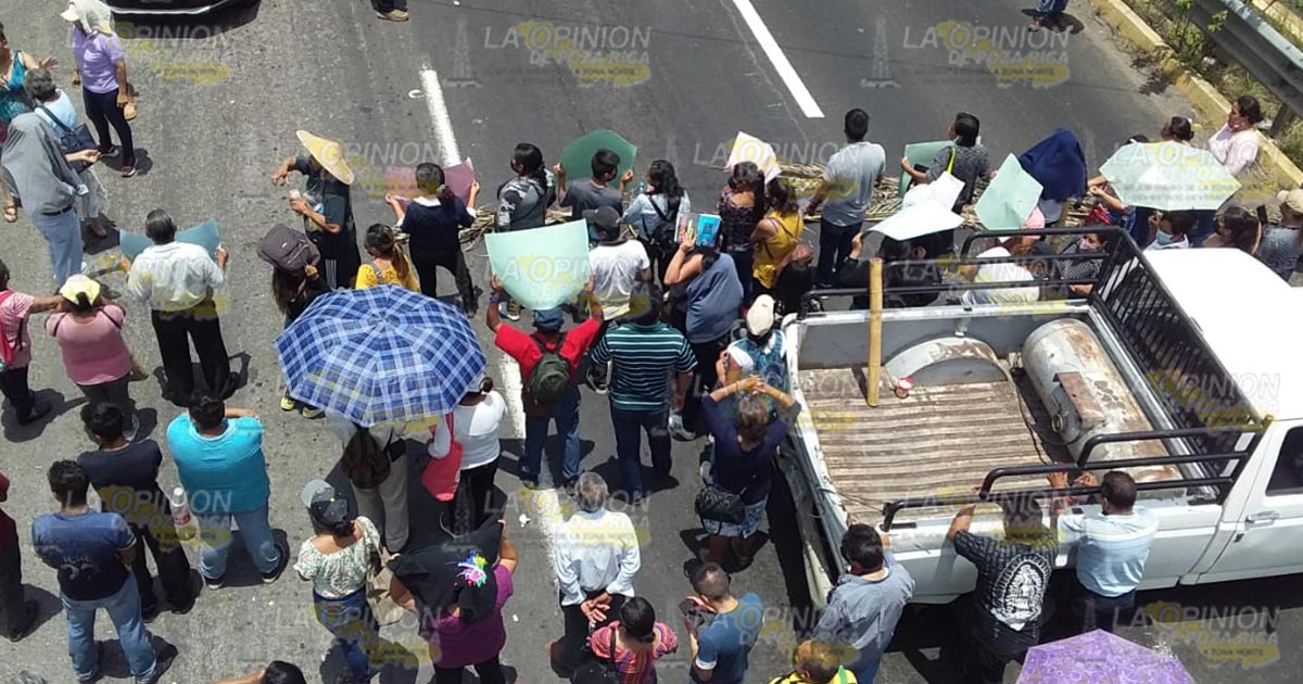 Manifestantes cerraron carretera hacia Xalapa Manifestantes cerraron carretera hacia Xalapa 2