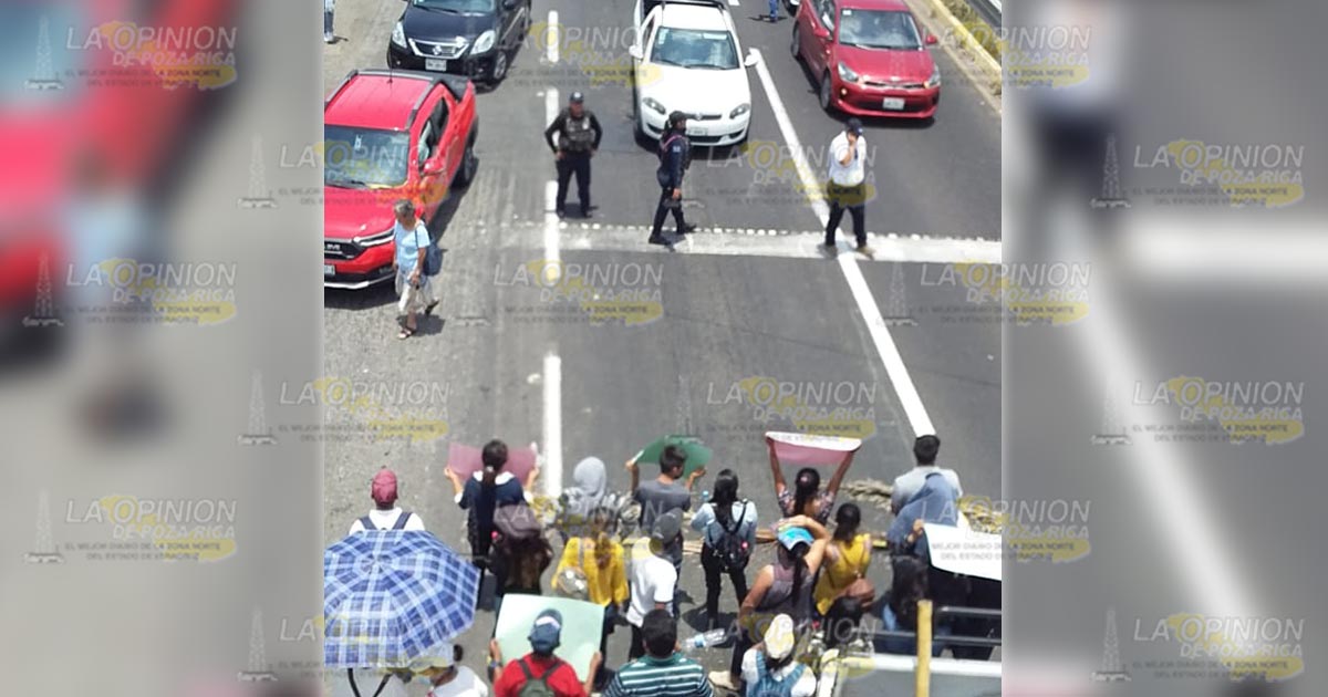 Manifestantes cerraron carretera hacia Xalapa Manifestantes cerraron carretera hacia Xalapa 3