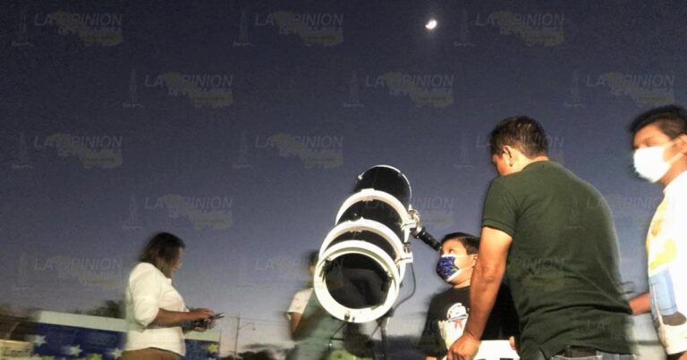 Niños escudriñar el universo