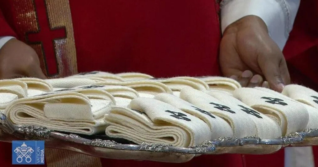 Papa Francisco entrega el Palio a Patrón Wong