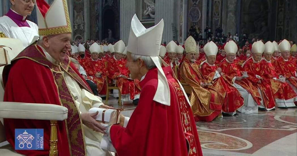 Papa Francisco entrega el Palio a Patrón Wong