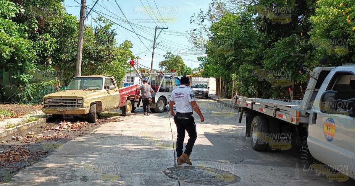 Retiran vehículos chatarra de la vía pública Retiran vehículos chatarra de la vía pública 2