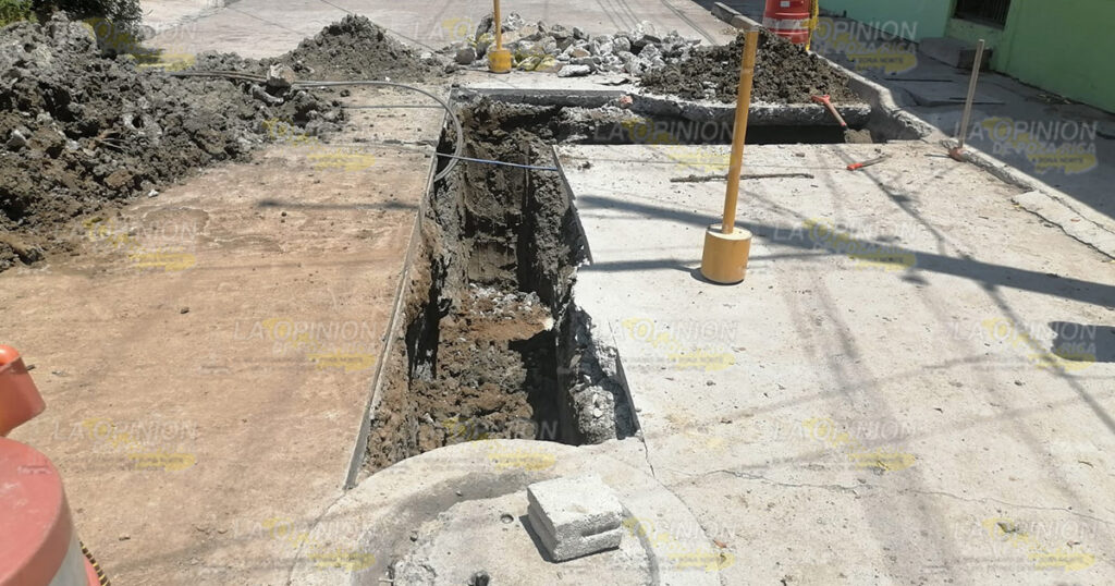 Socavón sorprende a familias del infonavit Camioneros, en Coatzintla