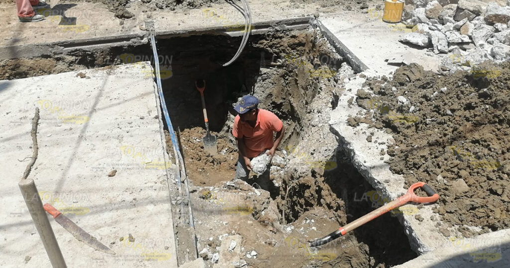 Socavón sorprende a familias del infonavit Camioneros, en Coatzintla