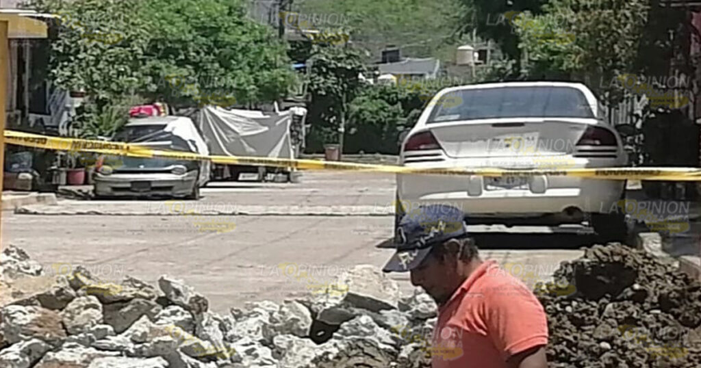 Socavón sorprende a familias del infonavit Camioneros, en Coatzintla