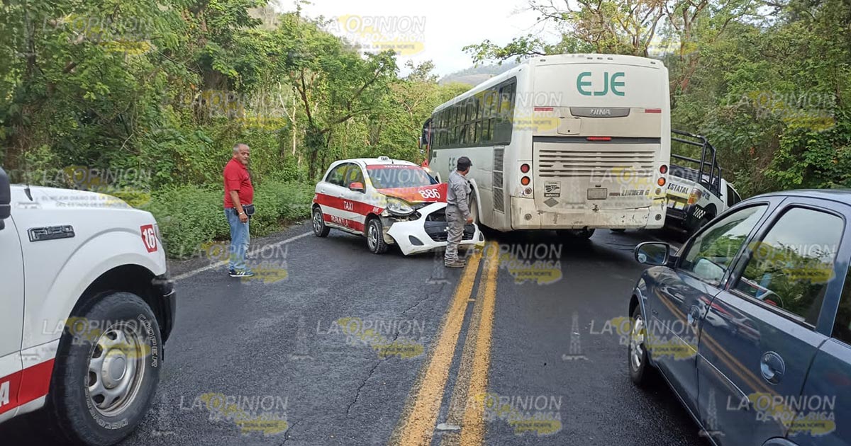 Taxi choca contra una patrulla en la carretera Papantla-Poza Rica