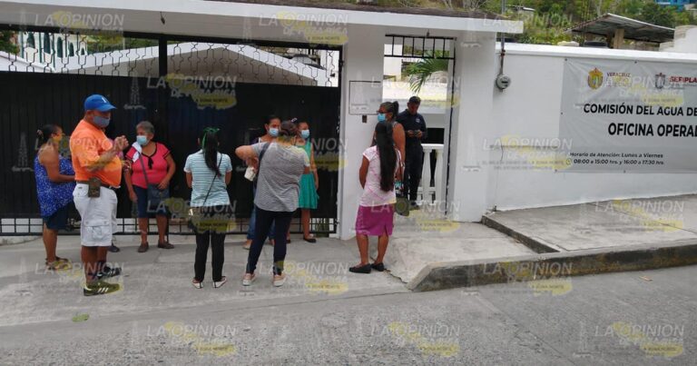 Vecinos de Papantla protestan en la CAEV por falta de agua
