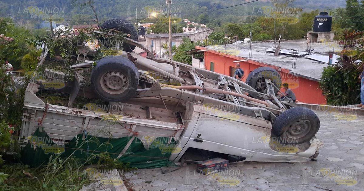 Vuelca camioneta con abarrotes Vuelca camioneta con abarrotes 2