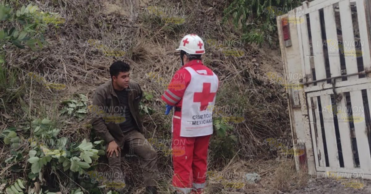Vuelca camioneta en Papantla Vuelca camioneta en Papantla 2