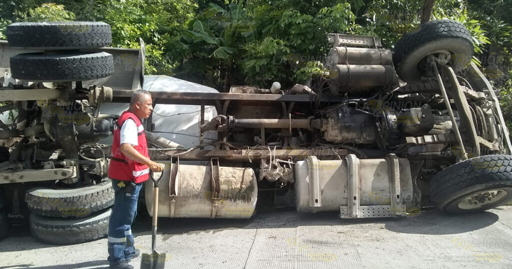 Vuelca revolvedora en carretera a la costa