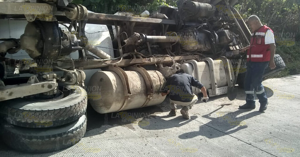 Vuelca revolvedora en carretera a la costa