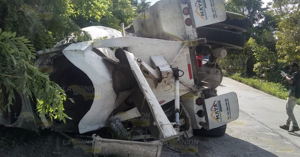 Vuelca revolvedora en carretera a la costa