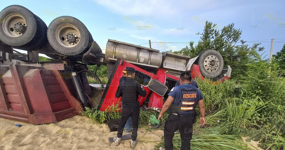 ¡Espectacular volcadura de tráiler!