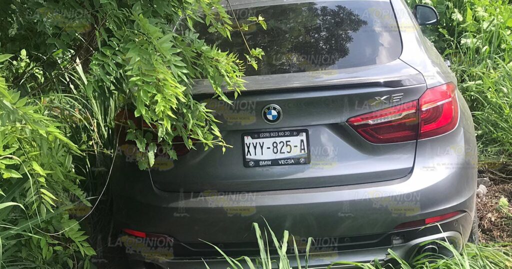 Automóvil BMW termina fuera del camino