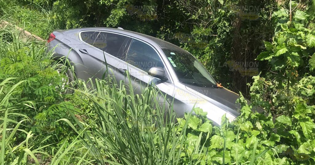 Automóvil BMW termina fuera del camino