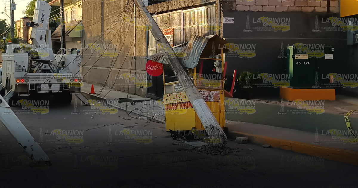 Bomberos se estrellan en un poste de CFE Bomberos se estrellan en un poste de CFE