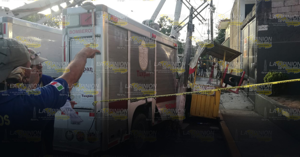 Bomberos se estrellan en un poste de CFE Bomberos se estrellan en un poste de CFE