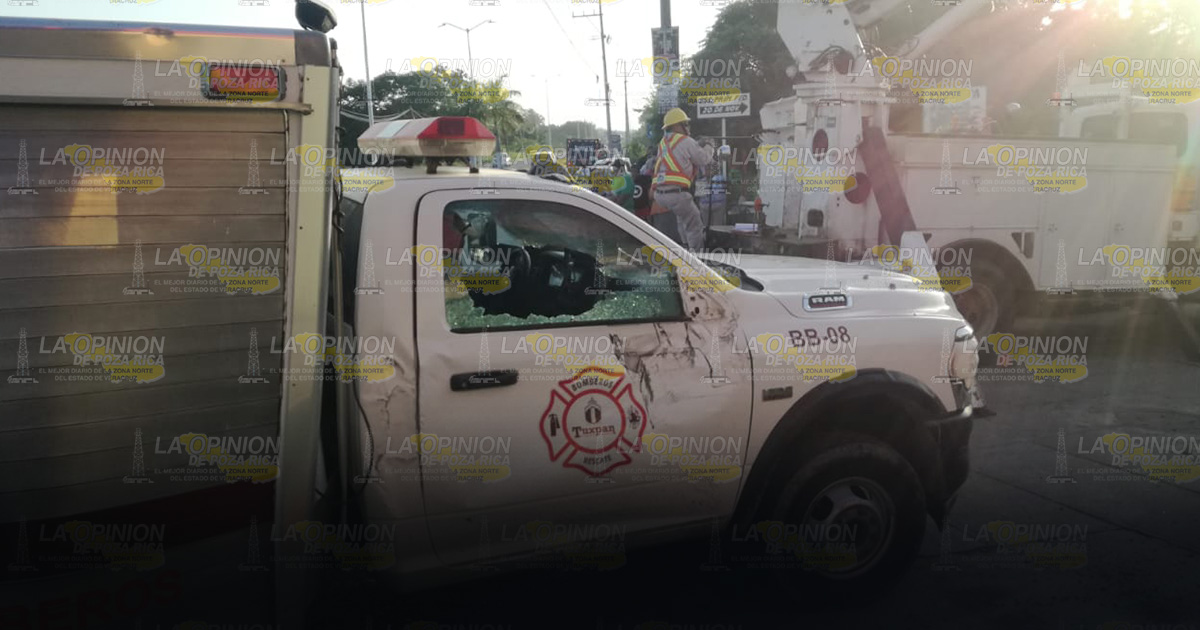 Bomberos se estrellan en un poste de CFE Bomberos se estrellan en un poste de CFE