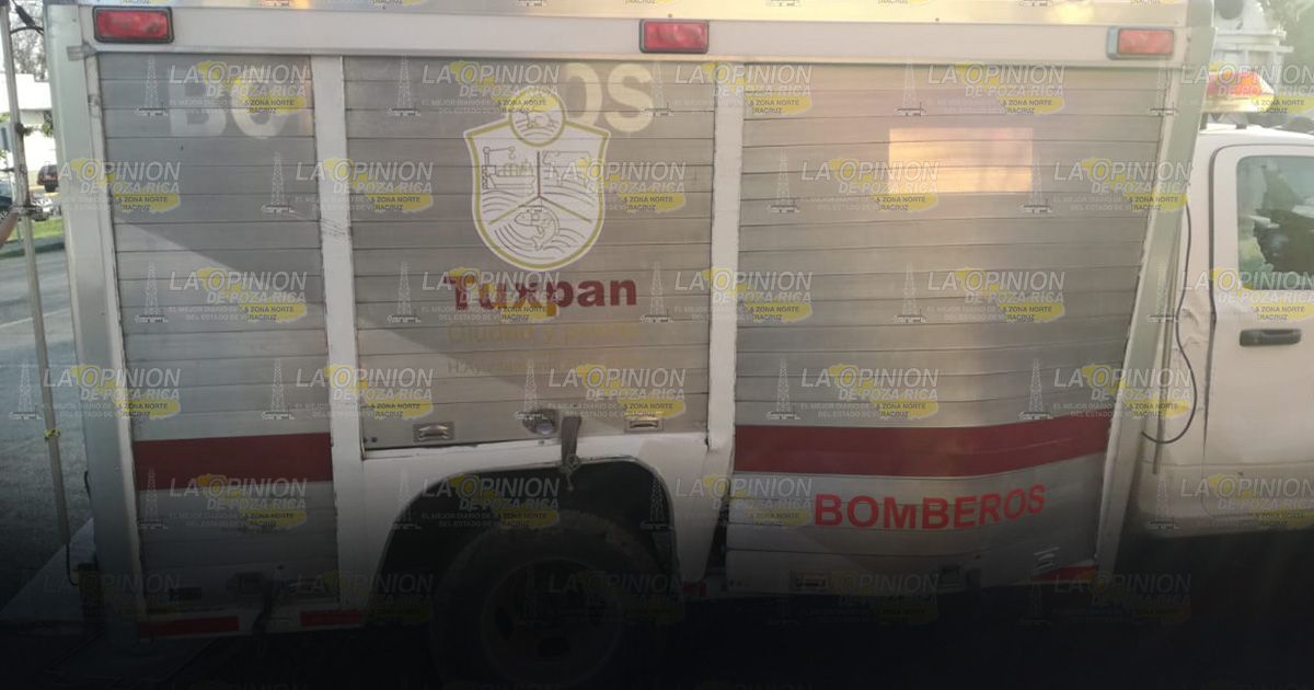 Bomberos se estrellan en un poste de CFE Bomberos se estrellan en un poste de CFE
