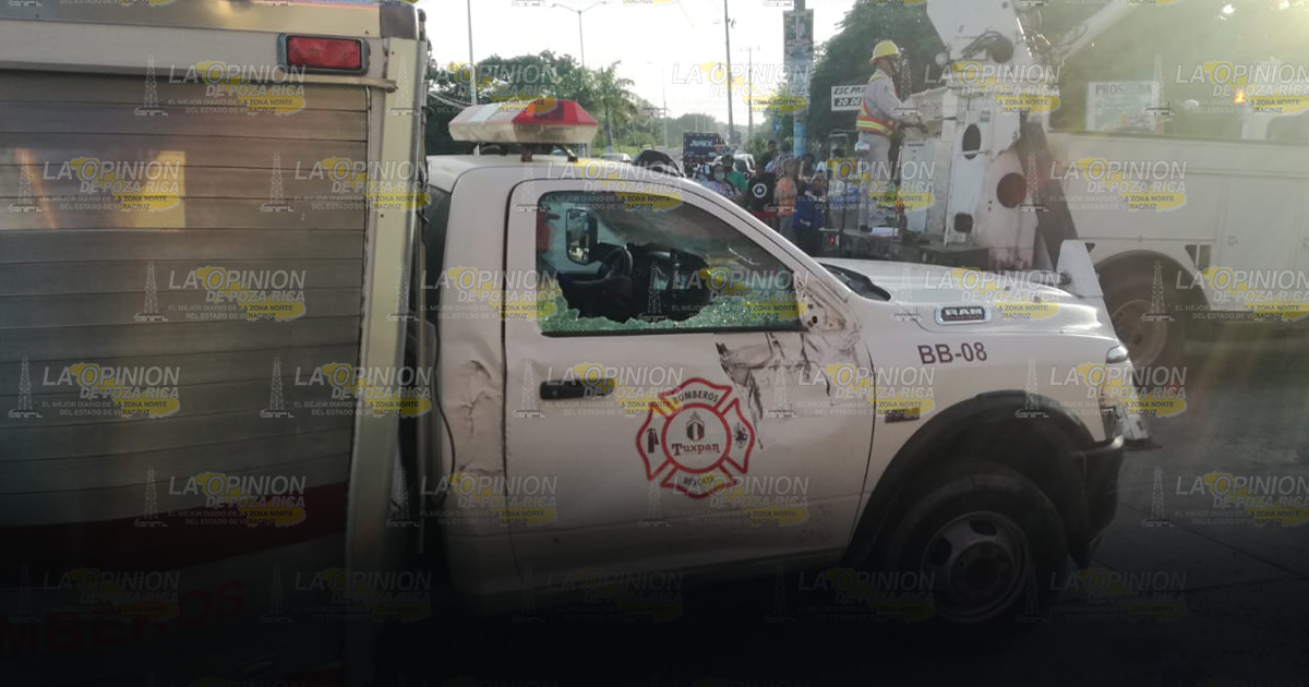 Bomberos se estrellan en un poste de CFE Bomberos se estrellan en un poste de CFE