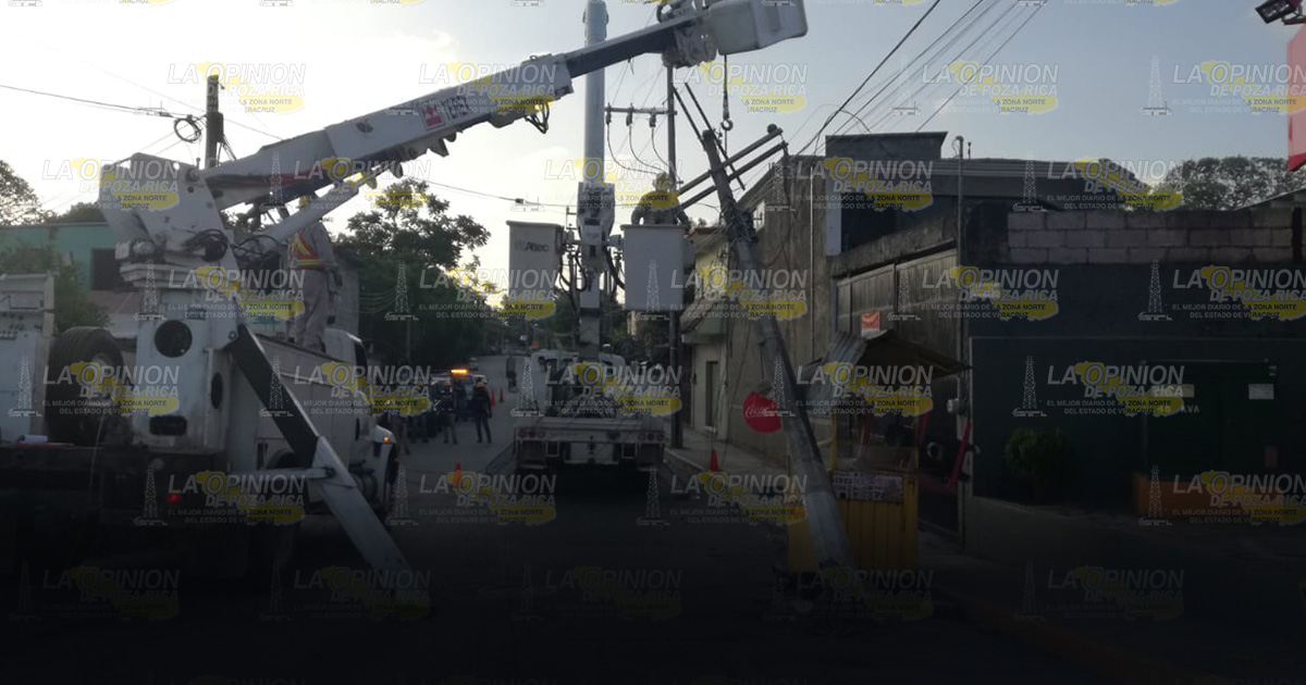 Bomberos se estrellan en un poste de CFE Bomberos se estrellan en un poste de CFE