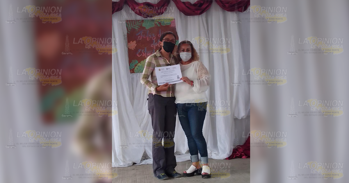 Maestras del Cobaev 14 participan en elaboración de libros de texto