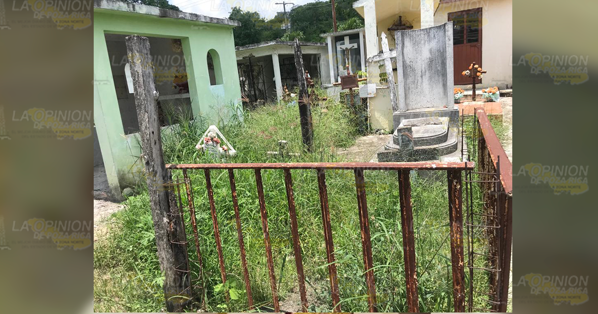 En el abandono el cementerio municipal En el abandono el cementerio municipal