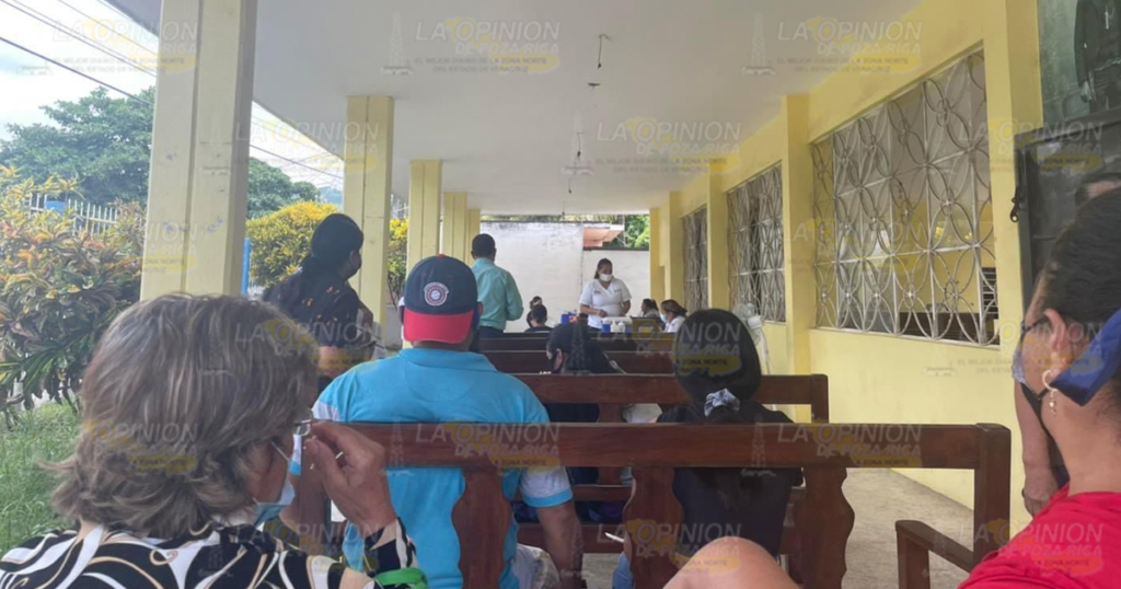 Responden adolecentes a jornada de vacunación