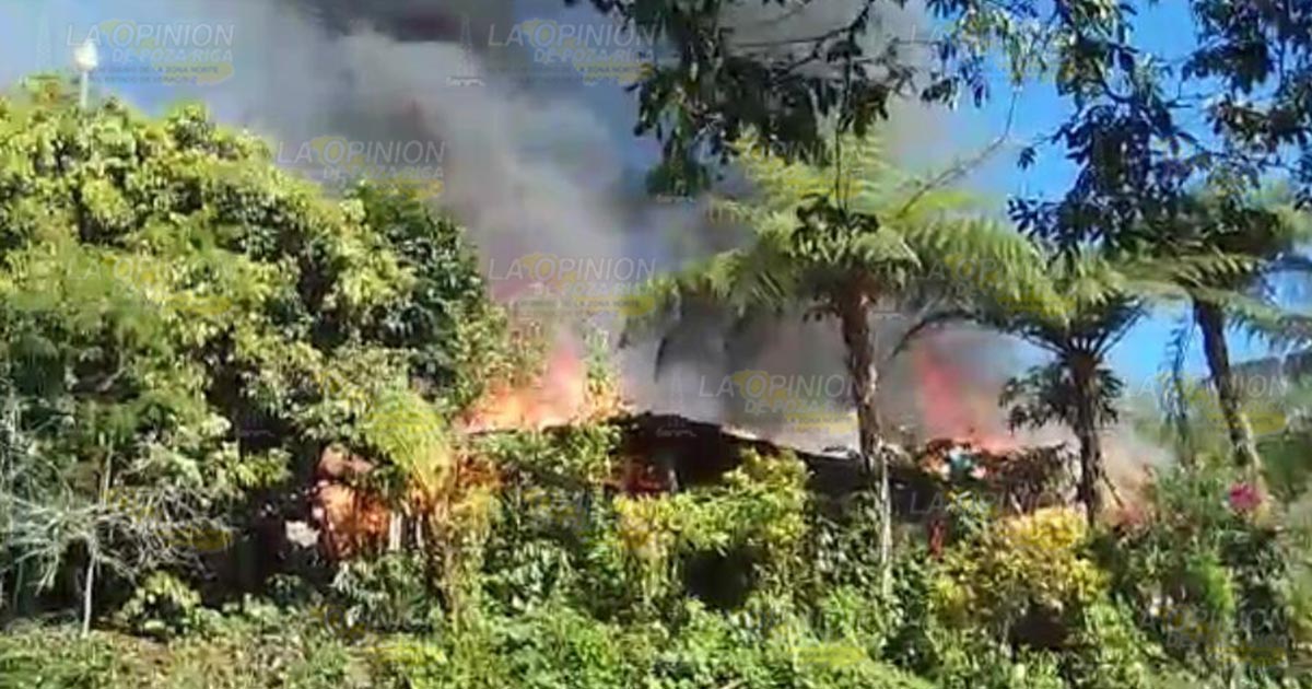 Voraz incendio termina con casa en Roca de Oro, Yecuatla.