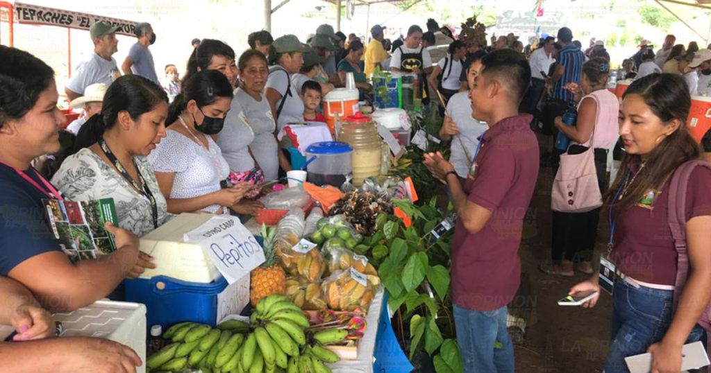 Campesinos exponen en Feria del Sembrador