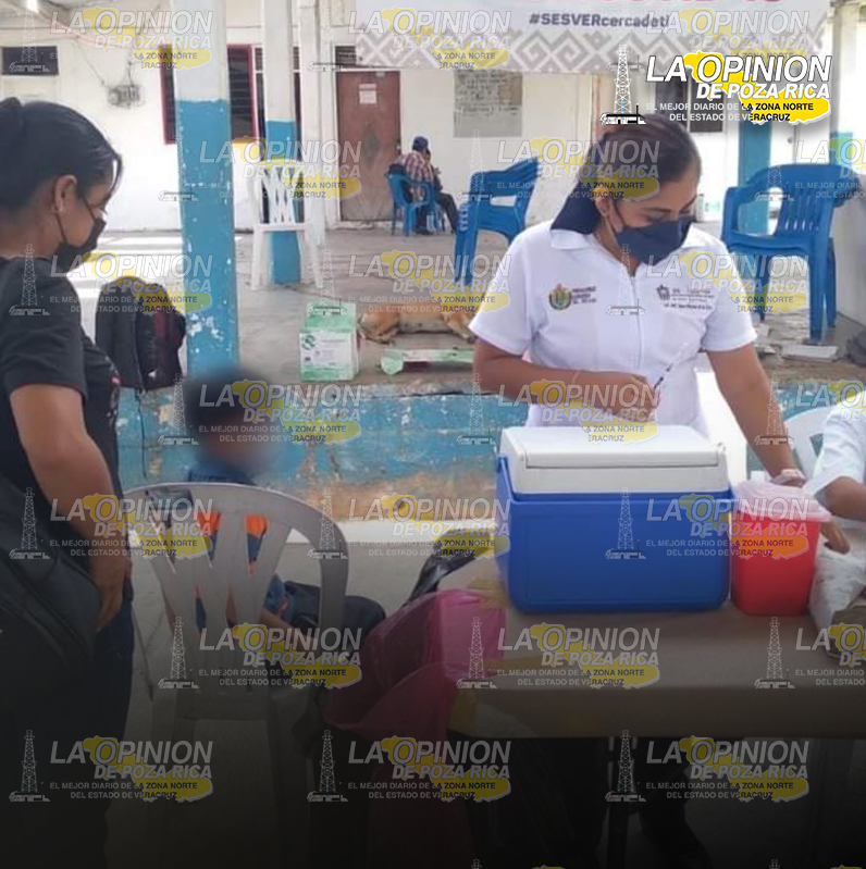 Padres de familia protegen a sus hijos contra el COVID-19 Padres de familia protegen a sus hijos contra el COVID-195
