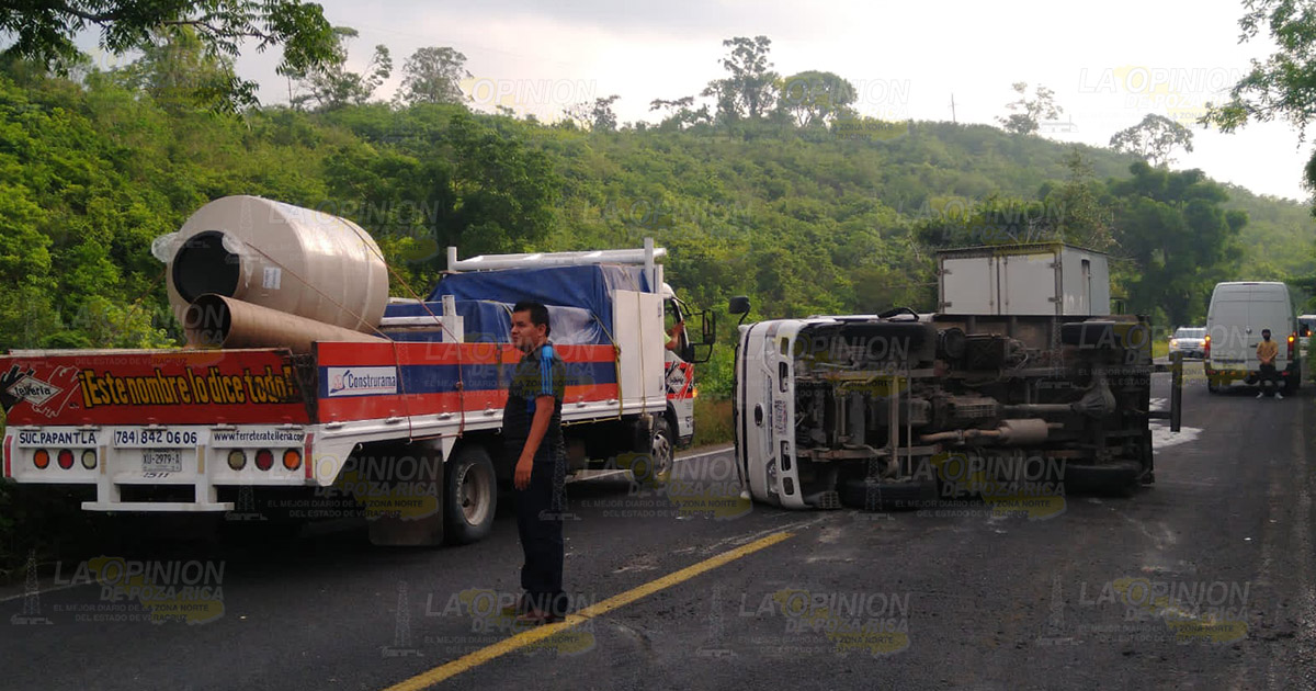 Unidad de Tropihielo vuelca sobre la carretera