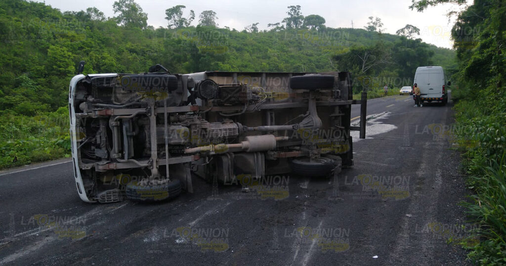 Unidad de Tropihielo vuelca sobre la carretera