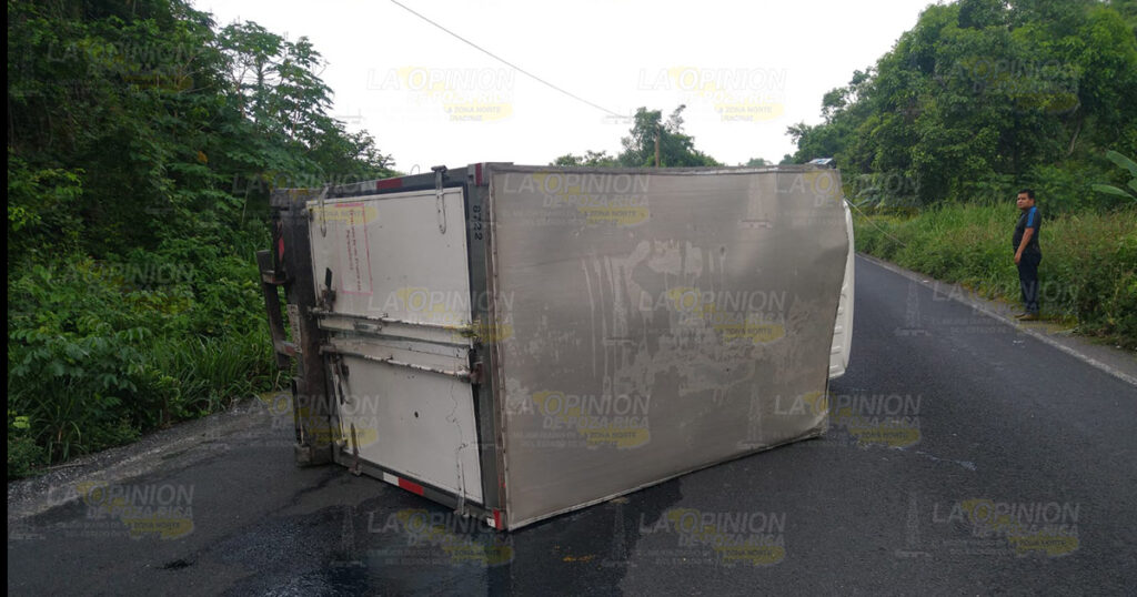 Unidad de Tropihielo vuelca sobre la carretera