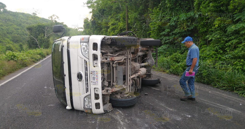 Unidad de Tropihielo vuelca sobre la carretera