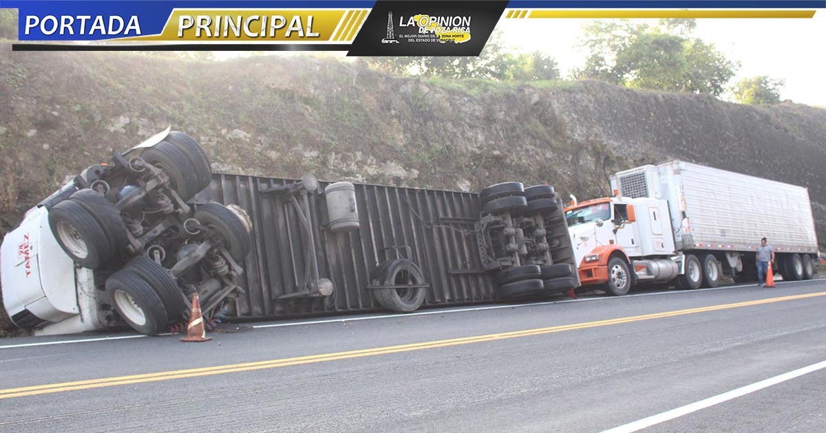 Vuelca tráiler en autopista Totomoxtle