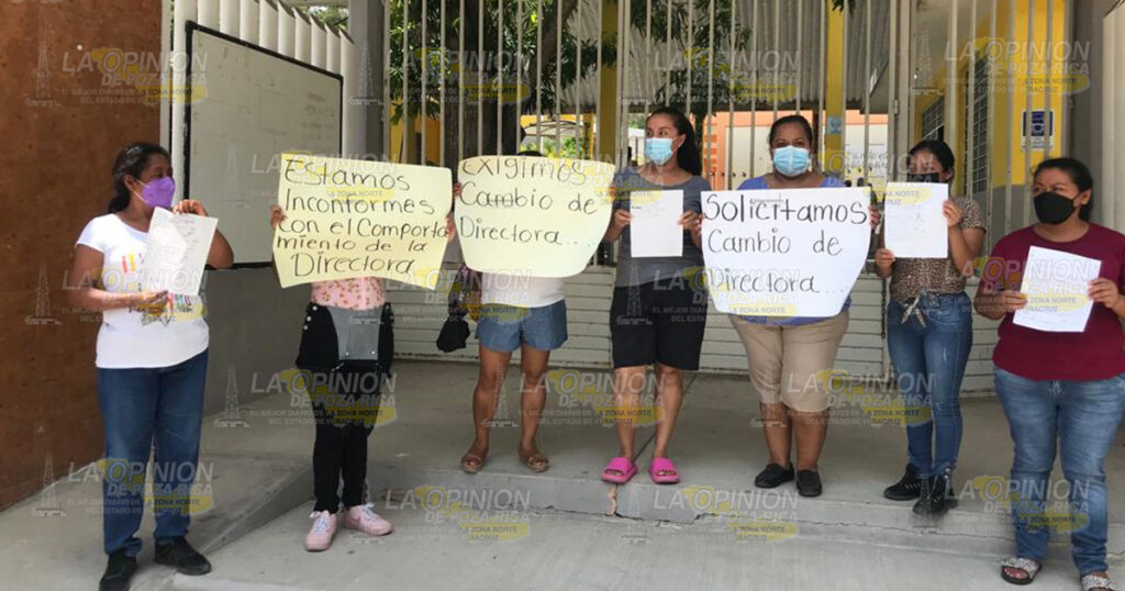 Exigen destitución de directora