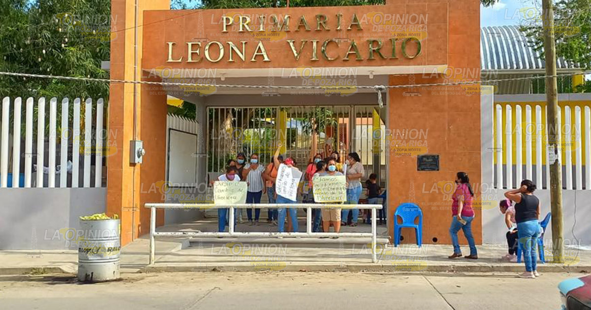 Exigen destitución de directora