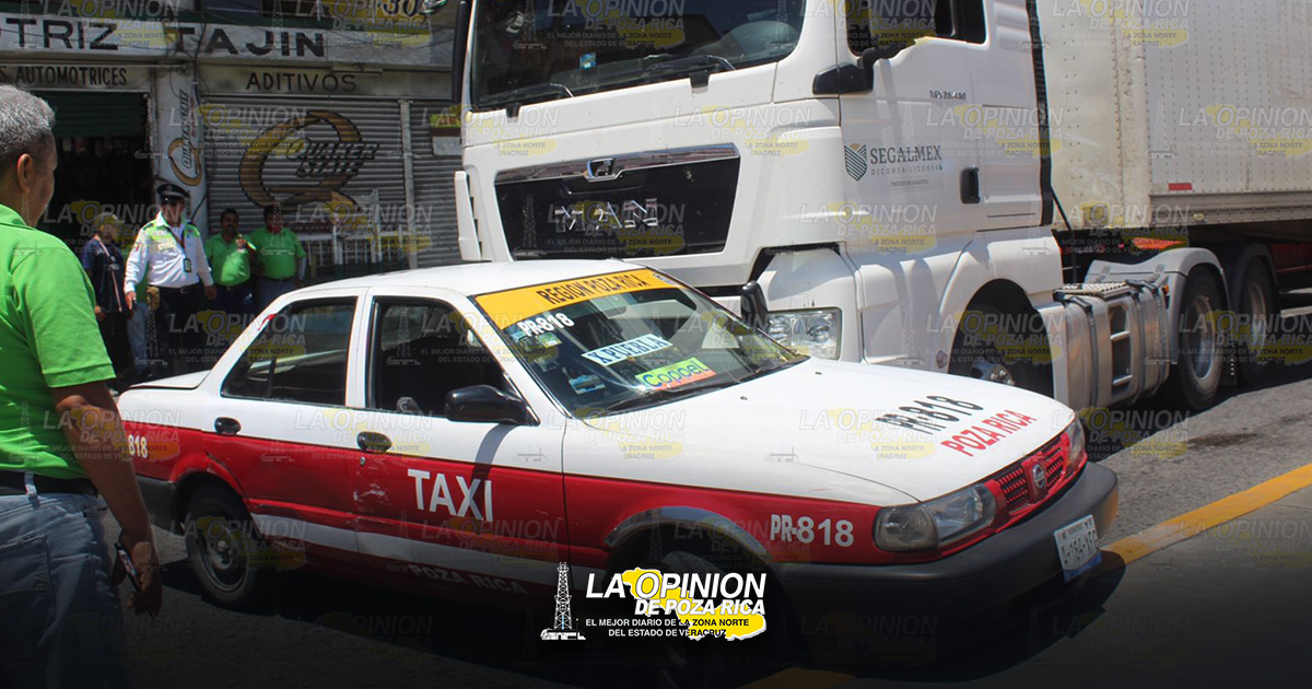 Tráiler embiste taxi en pleno centro Tráiler embiste taxi en pleno centro
