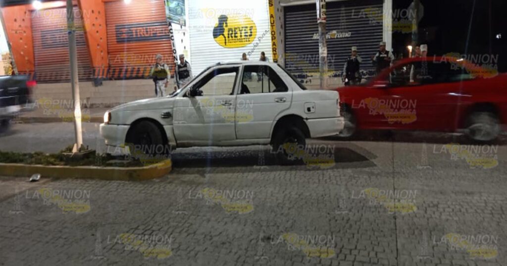 Tsuru se monta en el camellón