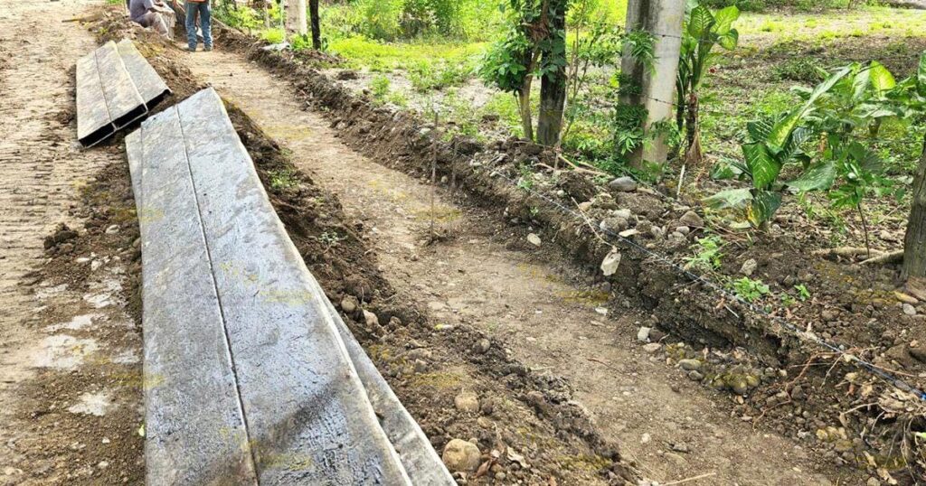 Mejoran accesos en Poza Azul de los Reyes