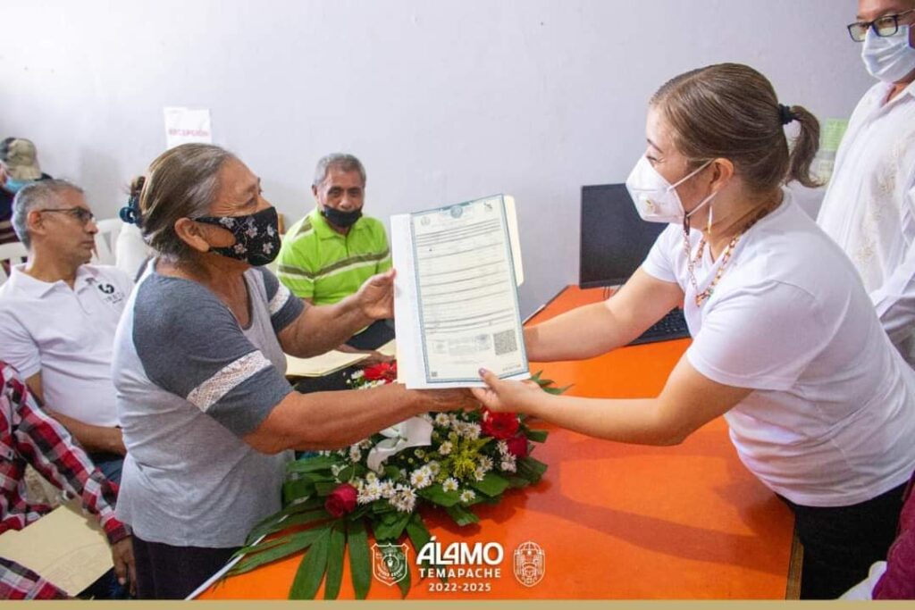 Entregan 21 actas de nacimiento extemporáneas