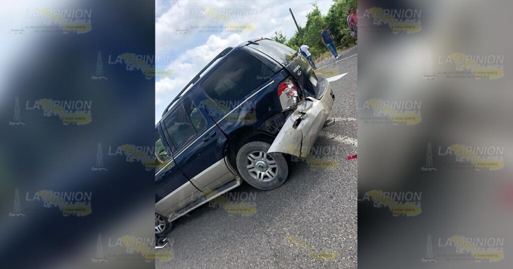 Desbaratan taxi en entronque de autopista Totomoxtle