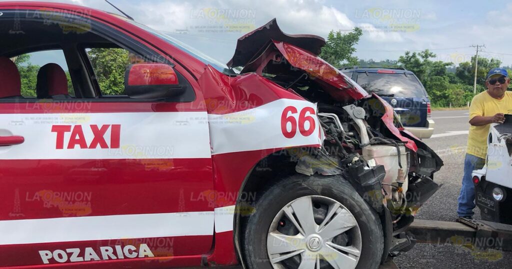 Desbaratan taxi en entronque de autopista Totomoxtle