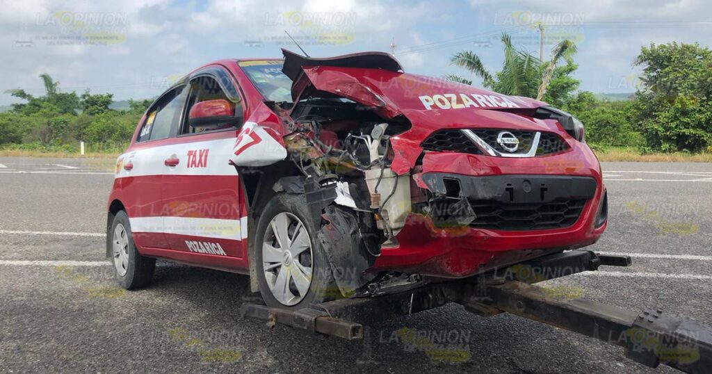 Desbaratan taxi en entronque de autopista Totomoxtle