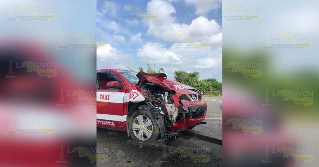 Desbaratan taxi en entronque de autopista Totomoxtle