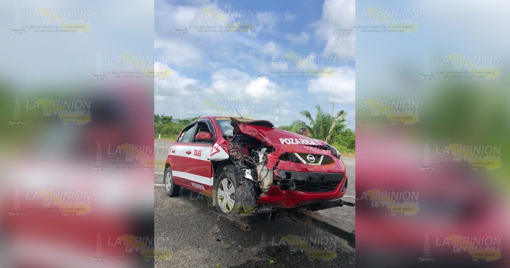 Desbaratan taxi en entronque de autopista Totomoxtle